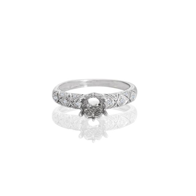 Belen Round Engagement Ring